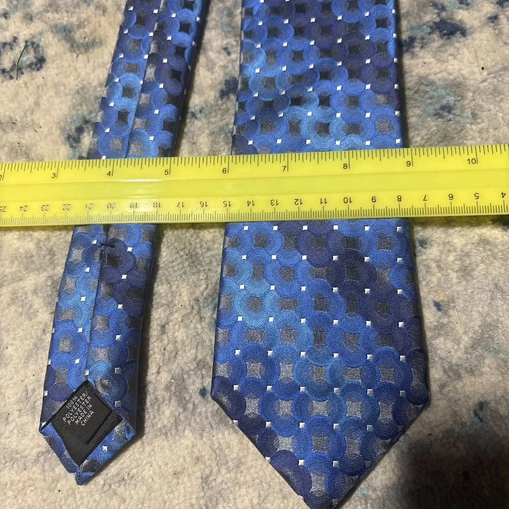 Arrow Neck Tie 100% Polyester Pre Owned but in Excellent Shape Very Stylish